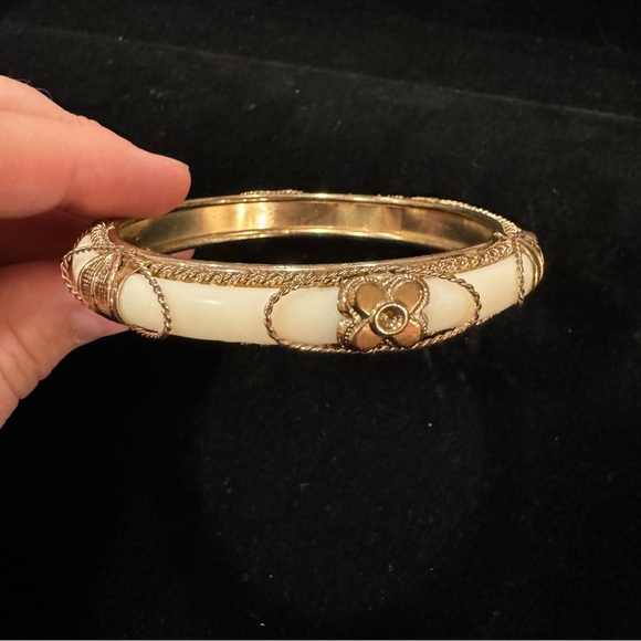 Jewelry - Floral Bangle Bracelet